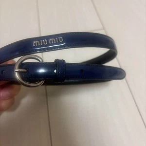 Auténtico cinturón de charol azul marino MIU MIU con logotipo de metal 97 cm/... - Imagen 1 de 4