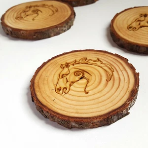 Set 4 sottobicchieri a fetta in legno naturale cavallo celtico, sottobicchieri artigianali decorazione rustica - Foto 1 di 6