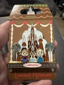 2014 Disney Parks Contemporary Resort Frozen Gingerbread House Pin LE 3000 - Bild 1 von 2