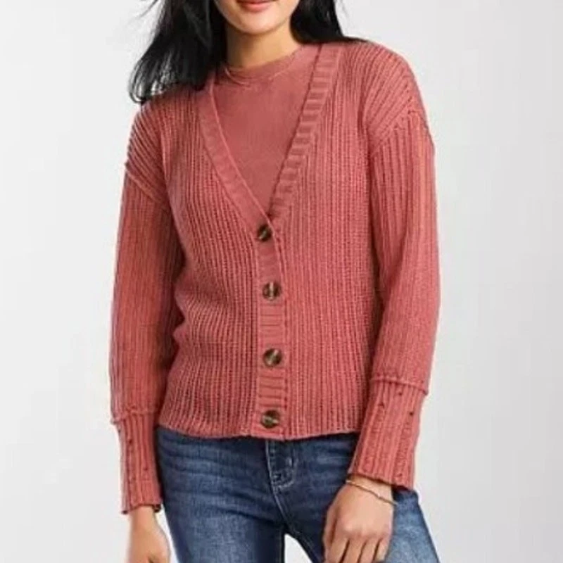 Conjunto Suéter BKE Hebilla Rosa Con Botones Tejido Pointelle Tanque y Cárdigan Mediano Foto 1 de 4