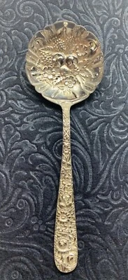 Cazuela para servir Kirk & Son Repousse de plata esterlina antigua con bayas 7 1/2' Foto 1 de 4