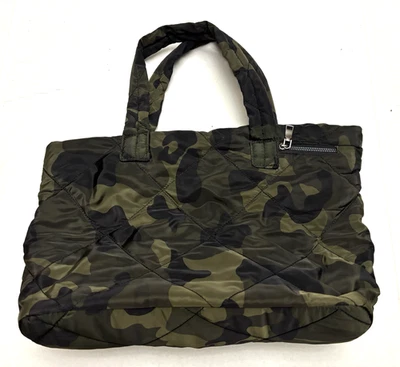 Bolsa tote acolchoada verde camuflada 18” x 12” x 6,25” - Imagem 1 de 4