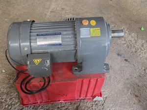 THREE PHASE asynchronous motor GB755-2008/ 1.5KW W/Reducer TH-32 RATIO 1:10 NOS - Picture 1 of 13