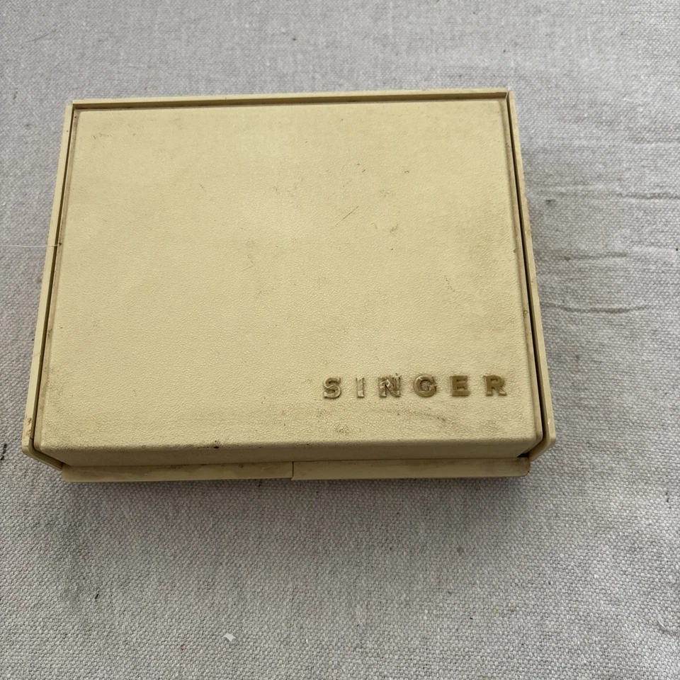 Máquina de costura Futura Singer 900 acessórios estojo rígido placas de pés incompletas - Imagem 1 de 4