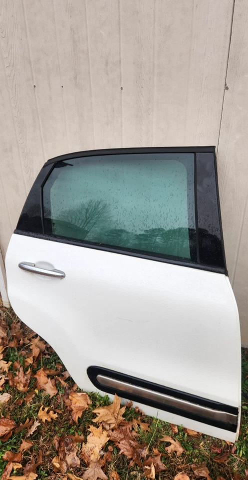Porta traseira lateral de passageiros Fiat 500L 2014 branca - Imagem 1 de 3