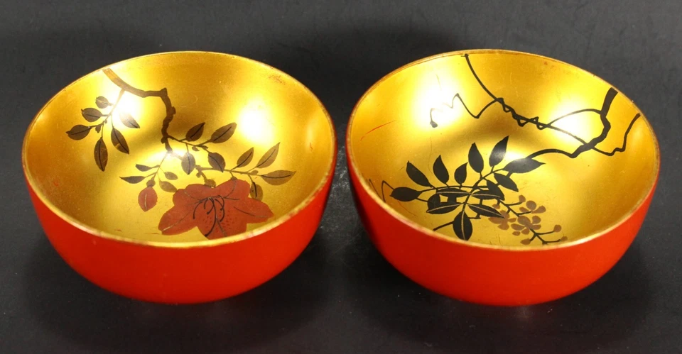 = Par de tazas de sake japonesas (Sakazuki) laca roja dorada Meiji/Taisho ea. Años 1900 Foto 1 de 4