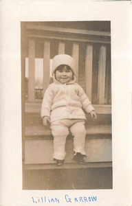 DE COLECCIÓN RPPC FOTO REAL POSTAL NIÑO PEQUEÑO LILLIAN GARROW EN ESCALONES 032223 s - Imagen 1 de 2