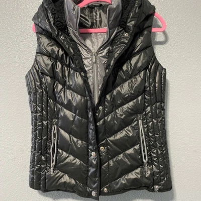 Chaleco acolchado con capucha negro Marc New York Performance.  Capucha forrada de lana nueva sin etiquetas Foto 1 de 4