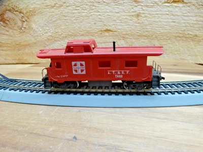 Atlas HO Scale 35' Santa Fe A.T.& S.F. 7240 Cupula Caboose with Chimney - Image 1 of 4