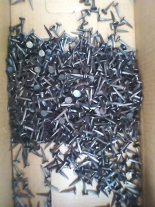 100 x Fine Cut Black Shiny Finish 13 mm Carpet & Upholstery Tacks Nails - Picture 1 of 1
