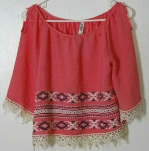 Neu mit Etikett Beautees kurzärmliger Pullover gefüttert mit Spitze und Stickerei Cold Shoulder - Bild 1 von 10