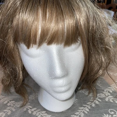 Peluca Beachy Waves para mujer sin marca dorada y caramelo con raíces y flequillo Foto 1 de 4