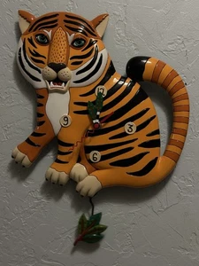 Enesco Allen Designs Uhr Tiger Dschungelblatt Pendelschwanz skurril Wandbild - Bild 1 von 18
