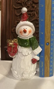 6 Zoll handbemalter Schneemann mit Rodel, Fäustlingen & Schal ~ Geschenk halten - Bild 1 von 5