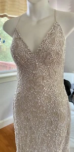 Bellissimo abito da sposa in sequenza di perline taglia 8 (PICCOLO) - Foto 1 di 13