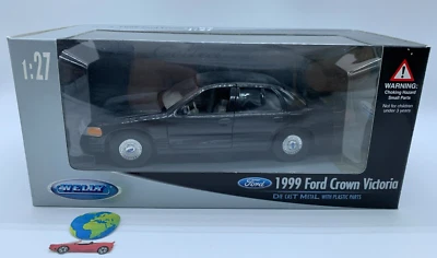 Welly Ford Crown Victoria 1999, modello scala 1:24, vintage (2162) - Immagine 1 di 4