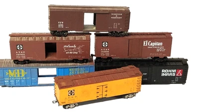 HO Scale JUNK Lot of Box Cars and Shells and One Vintage Wood Car - Image 1 of 4