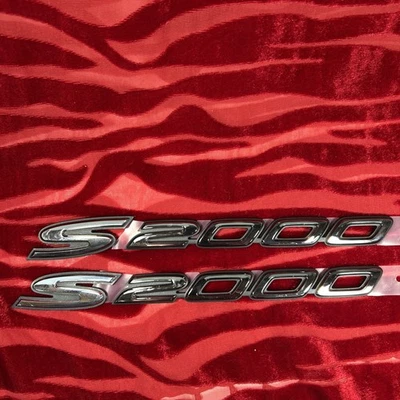 HONDA S2000 AP1 AP2 подлинный крыло стороне "S2000" хром эмблема значок RH и LH OEM - Изображение 1 из 2