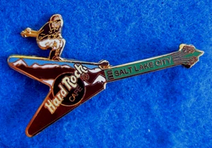 PIN Hard Rock Café SALT LAKE CITY PROTOTIPO ESQUIADOR ALPINO VOLADOR V GUITARRA VERDE - Imagen 1 de 1