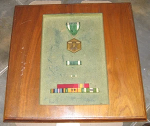 Vintage Vietnamkrieg 1 Verdienstmedaille & 7 Bandstäbe montiert USA Massivholzrahmen! - Bild 1 von 3