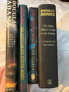 Douglas Adams Collection - Hitchhikers Guide to the Galaxy Dirk Gently - Imagen 1 de 8