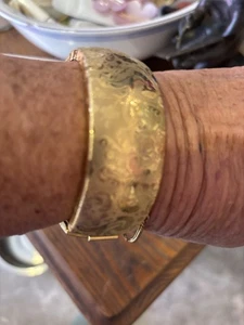 Antique Vintage Gold Plated Etched Hinged Bangle Bracelet Signed - Picture 1 of 8