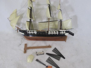 Ancienne maquette de bateau en plastique "construite" - Photo 1/11