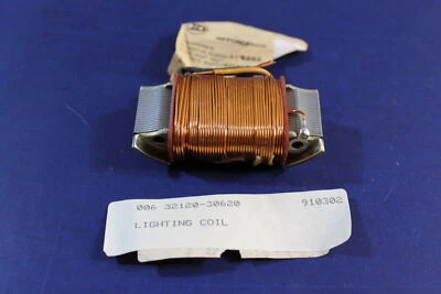 Bobina de iluminação NOS genuína SUZUKI 1971-72 TS185 TS250 FABRICANTE DE EQUIPAMENTO ORIGINAL # 32130-30620 - Imagem 1 de 4
