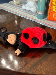 Muñeca bebé vintage Anne Geddes Sleeping roja negra Lady Bug - aplicación 9"" - Imagen 1 de 3