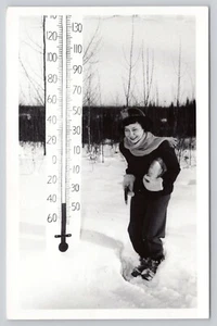 RPPC Fairbanks Alaska Termómetro Gigante Concursante Carnaval Reina 1946 Postal - Imagen 1 de 2