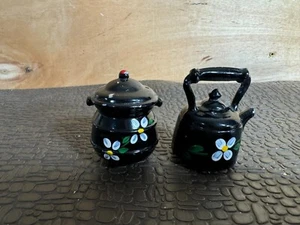 Gusseisen Wasserkocher und Teekanne mit Gänseblümchen Salz und Pfefferstreuer - Bild 1 von 6