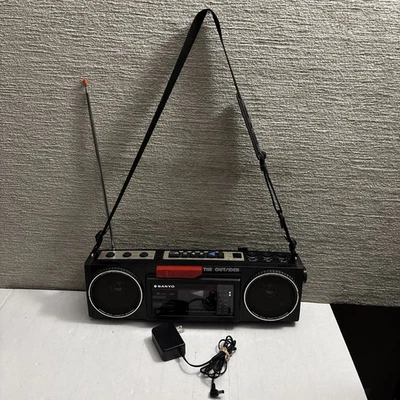 De Colección Sport Sanyo MGT7A The Outsider Boombox Radio FM/AM Cassette Deck ¡FUNCIONA LEER! Foto 1 de 4