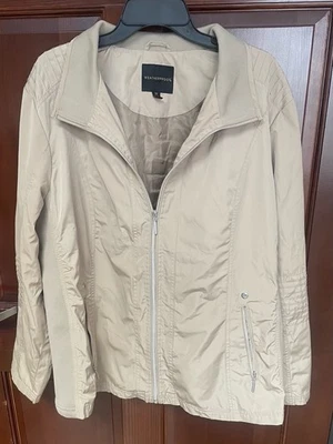 Chaqueta para mujer marca resistente a la intemperie talla 3X. Bolsillos laterales con cremallera. Ligero usado en excelente estado Foto 1 de 4