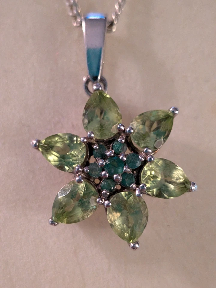 925 Silver Chain With Cluster Pendant Of Peridot Gemstones - Image 1 of 4