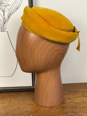 1950-е винтажная горчичная бархатная шляпа с бантом - Изображение 1 из 4