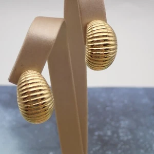 Orecchini Vintage Monet Armadillo Mezzo Cerchio Tono Oro Clip - Foto 1 di 6