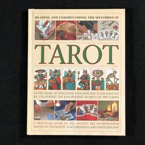 Reading and Understanding the Mysteries Tarot: Lear... by Staci Mendoza Hardback - Foto 1 di 4