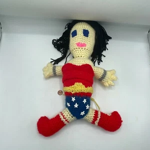 Handgefertigte gehäkelte Wonder Woman Puppe Superheld Primitive Folk Cottagecore - Bild 1 von 10