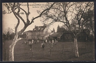 CPA Solarium-de-Gradignan, La Ferme avec enfants jouant dans le jardin  - Photo 1/2