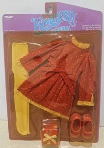 Neu 1983 Tomy Kimberly Party Outfit rot Kleid Schuhe Outfit 16/17" Puppe versiegelt  - Bild 1 von 6