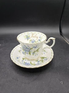 Vintage Tazza da tè/piattino Royal Albert Bone China 'Fiore del mese' Inghilterra - Foto 1 di 7