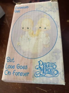 Campana de porcelana Precious Moments 2000 But Love Goes On Forever NUEVA en caja - Imagen 1 de 1