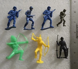 Vintage Lot Of 5 Plastic Army Soldiers And 2 Other Toy Figures - Picture 1 of 6
