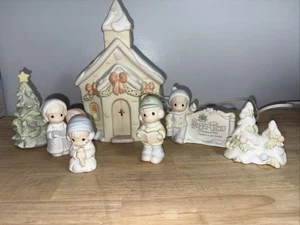 Precious Moments Sugar Town Chapel Nachtlicht mit 6 Figuren - Bild 1 von 19