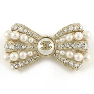 CHANEL Brosche Coco Mark Schleife Band Motiv 2020 Perlenimitat Strass Metall - Bild 1 von 7