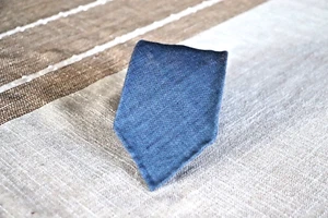 Berg & Berg handgerollte Hanfwolle ungefüttert ohne Spitze Krawatte mittelblau Ripsband Textur - Bild 1 von 7