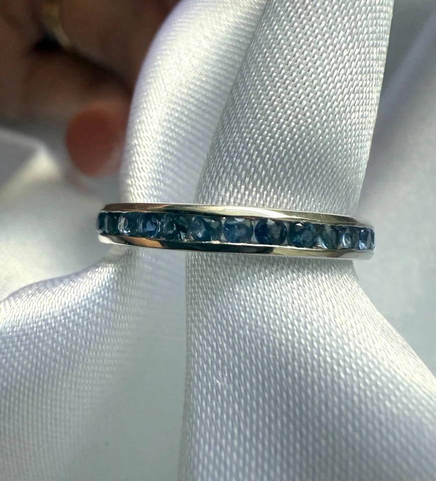 Anillo apilable vintage de media eternidad de zafiro azul natural de 0,45 quilates SV950 Pd Foto 1 de 4