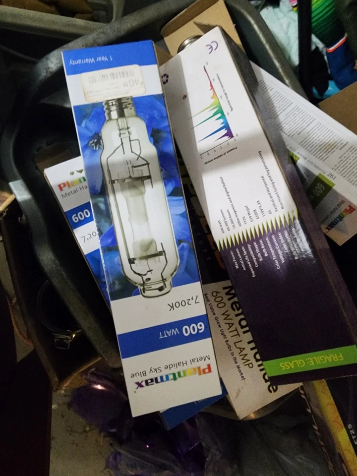 Luces de cultivo y soportes de pared y sistema de ventilación interior, Dabpress y más Foto 1 de 4