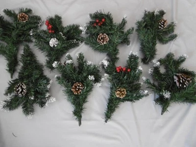 Künstliche   Tannenzweige   grün - weisse Spitzen - Zapfen  rote Beeren  8 Stück - Bild 1 von 4