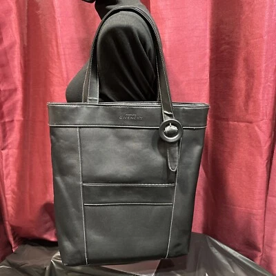 Bolso de Mano Mujer Negro Givenchy Perfumes Con Bolsillo Exterior Y Bolsillo Interior con Cremallera Foto 1 de 4